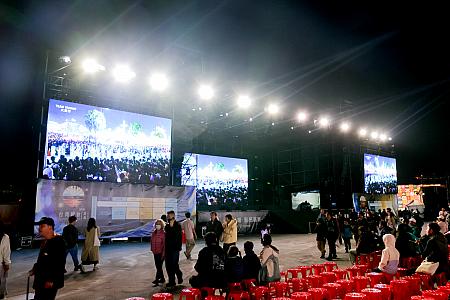 ちなみにねぷたエリアにはステージがあって、ここで色々楽しめるみたいでした！赤い椅子がこんなにも並べられている様子は圧巻！