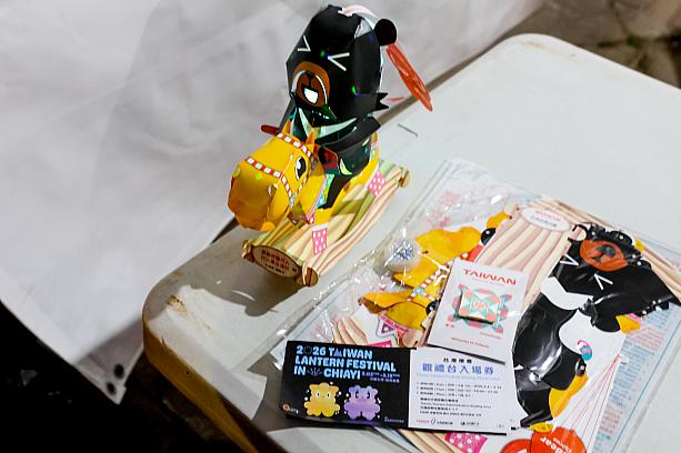 そして、海外からのツーリストには手持ちランタンとメインステージからメインランタンのショーを見られるチケット、そしてミニプレゼントがもらえました！