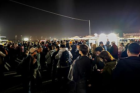 帰りは高鉄(台湾新幹線)の終電を予約していたのですが、早めに駅へ向かいゆっくりしようとシャトルバス乗り場へ向かうも、シャトルバスに乗れる気がしない……。もうね、どの列がどこへ向かうのかわからないし、なにより最後尾がどこかもわからない……。というわけで、ナビは会場から高鉄の駅まで4㎞弱を1時間ほどかけて歩いて帰りました。