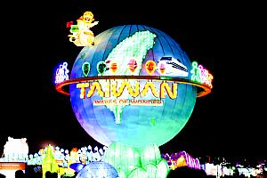 読者の皆様はナビの二の舞にならぬよう、旅行は計画的に！時間が合えば平日に訪れる。そして人気エリアは明るいうちからも楽しめるので、暗くなくても楽しめるところはお昼から楽しむのもアリです！そして時間とお金に余裕があれば、旅行社が開催するツアーに参加するのもいい手だと思いますよ！