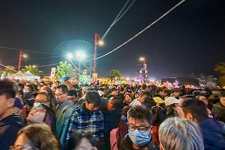 ただ、ここからがナビの悲劇の始まりでした……。この日は「Team TAIWAN」と名付けられたパレードが行われていて、ほかのエリアへ移動するのには、かなり遠回りをしなくてはならなかったんです。さらに通れるのは、かなり狭くて……。パレードも見れず、人の頭を見ているだけの時間がほとんど……涙