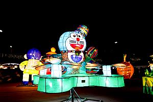 読者の皆様はナビの二の舞にならぬよう、旅行は計画的に！時間が合えば平日に訪れる。そして人気エリアは明るいうちからも楽しめるので、暗くなくても楽しめるところはお昼から楽しむのもアリです！そして時間とお金に余裕があれば、旅行社が開催するツアーに参加するのもいい手だと思いますよ！