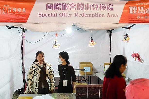 日本のランタンが展示されているあたりにこのテントがあるので、ここでパスポートなど身分を証明できるものを提示してくださいね！