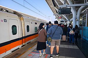 高鉄の駅には、台湾ランタンフェスティバル「2026台灣燈會在嘉義」の広告が多くて、力を入れている様子がうかがえました！シャトルバス乗り場の行き方も示されていましたよ！