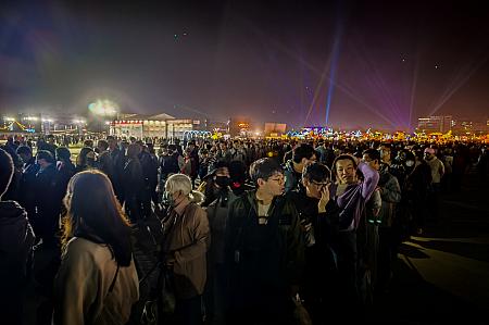 帰りは高鉄(台湾新幹線)の終電を予約していたのですが、早めに駅へ向かいゆっくりしようとシャトルバス乗り場へ向かうも、シャトルバスに乗れる気がしない……。もうね、どの列がどこへ向かうのかわからないし、なにより最後尾がどこかもわからない……。というわけで、ナビは会場から高鉄の駅まで4㎞弱を1時間ほどかけて歩いて帰りました。