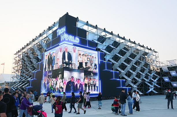 これで焦ってきたナビ。予約が取れていない「TECH WORLD館(玉山テックパビリオン)」へ一目散に向かうも、ナビと同様に予約を取れていない人の大行列。