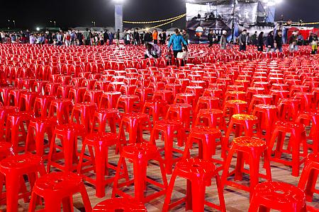 ちなみにねぷたエリアにはステージがあって、ここで色々楽しめるみたいでした！赤い椅子がこんなにも並べられている様子は圧巻！