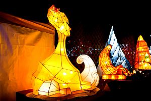 読者の皆様はナビの二の舞にならぬよう、旅行は計画的に！時間が合えば平日に訪れる。そして人気エリアは明るいうちからも楽しめるので、暗くなくても楽しめるところはお昼から楽しむのもアリです！そして時間とお金に余裕があれば、旅行社が開催するツアーに参加するのもいい手だと思いますよ！