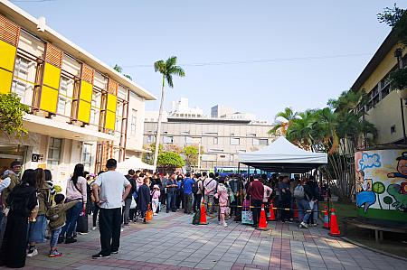 だってね、台鉄「嘉義」駅付近のシャトルバス乗り場は長蛇の列。シャトルバスに乗るのに1時間近くかかった上に、会場付近の道路が渋滞……。15時半に列に並んだのですが、会場に到着したのは17時半頃でした。