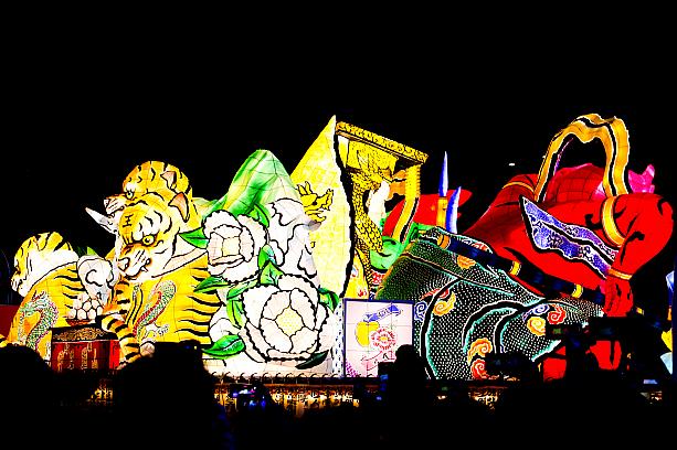 それでもどうにかねぷた「青森睡魔」エリアに来たので、媽祖さまのねぷたを見るぞ！と思ったのだけれど……、パレードのため移動中。オーノー―！どこまでもついてない。係員のアドバイスで人混みを潜り抜けてみたものの、あまり見えなくて肩を落としました。