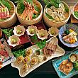 ただ、うん？日本にも大皿料理ってあったっけ？聞くと、「大皿料理」とは、大きなお皿に様々な料理を盛りつけて、みんなで分け合って食べるスタイルのこと。江戸時代には、高知県(土佐)で山や海のごちそうを大皿に豪華に盛りつける「皿鉢(さわち)料理」が生まれ、祝い事やお祭りに欠かせない料理になっているのだとか。昔から「みんなでシェアする食文化」として親しまれてきたんですね。個食時代に生きるナビはあまり経験がないけれど、台湾では大皿料理はよく食べるので、それを日本料理で味わえるのは何だか楽しそう！というわけで食べていきます。本日は6人の女子会で利用しました♡<br>画像提供：ホテルメトロポリタンプレミア台北(JR東日本大飯店台北)