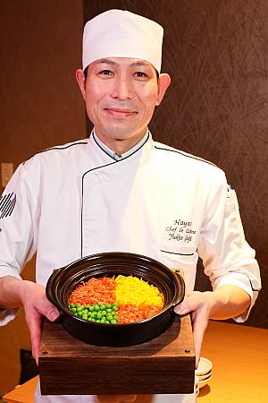 <b>食事｜櫻花蝦土鍋御飯、蛤蠣味噌湯/香物(桜海老土鍋ご飯と蛤の味噌汁・香の物)</b><br>食事の最後を飾るのは、宮城県ブランド米「ひとめぼれ」で炊き上げたサクラエビの土鍋ご飯。ふっくらとした米粒にサクラエビの香ばしさ、錦糸玉子の優しい甘み、グリンピースの豊かな風味が重なり合います。炊きあがりはもちろん、混ぜた後の見た目も春らしい美しさがたまりません。仙台味噌のうま味とコクを感じる味噌汁と漬物が食卓を心地よく締めくくります。