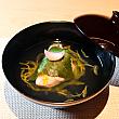 <b>椀物｜櫻葉包蝦真薯 菊花湯(桜葉包み海老しんじょ 菊花の香り椀) </b><br>桜の葉がふわりと香り、雲のようなふわふわ食感の海老のしんじょを桜の葉で優しく包んだお吸い物。食感の楽しさと香りのレイヤー感が最高。春の訪れを感じさせる優しい余韻が広がり、ほっとする味。好き♡