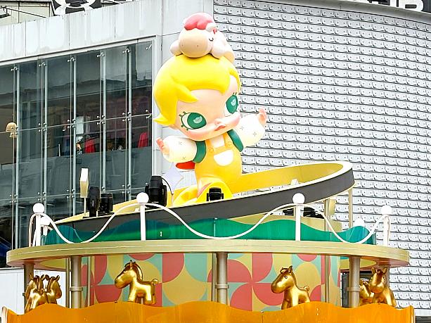 Baby Mollyは360度ゆっくりと回転する仕組みで、夜になると、20分ごとに幻想的なライティングの演出があります。想像しただけで、絶対にかわいい～！