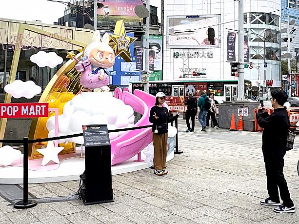 小さな馬を抱え、雲の上に立つLABUBU(ラブブ)も発見！訪れた人は記念撮影を楽しんでいましたよ♡