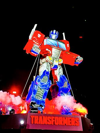 迫力あるデザインで、多くの来場者のフォトスポットになっています。19時から30分ごとに、3分間のライティングショーがあるので、お見逃しなく～。ライティングショーでは足元から煙が出る演出も◎