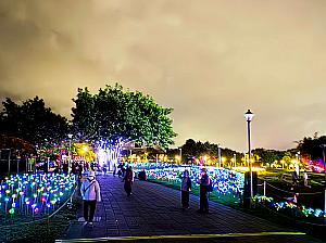 にぎやかな街並みに溶け込むようにランタンが現れる西門町と、広々とした会場で大型ランタンやグルメをゆったり楽しめる圓山花博公園。今年の台北燈節では、会場ごとに異なる雰囲気の灯りの世界を存分に体感できますよ♡