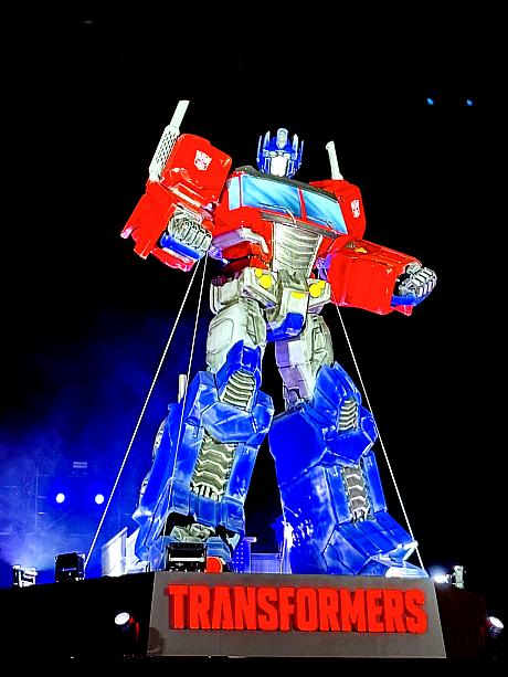 会場内でひと際存在感を放っているのが、映画『トランスフォーマー』とコラボした高さ約10mの巨大メインランタン！