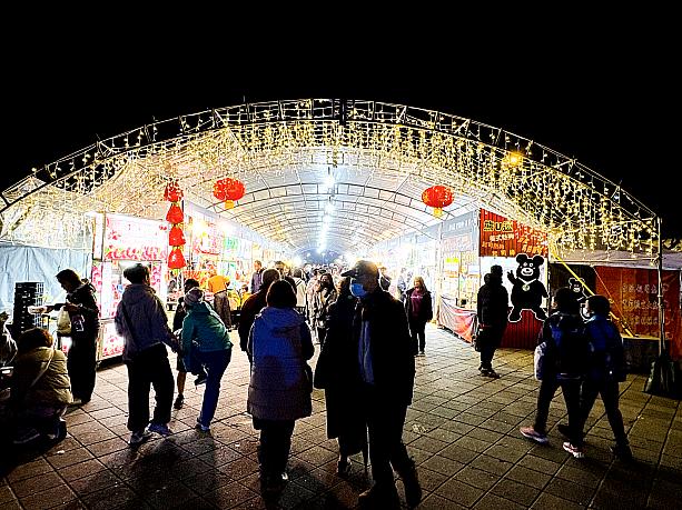 台湾は人が集まると屋台ができる！もちろんそれは台北ランタンフェスティバルでも！というわけで、美食(グルメ)エリアも賑わっていました！