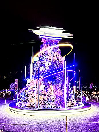 2026年も各地でランタンフェスティバルが開催されています。というわけで、台北に住むナビは台北ランタンフェスティバルへ行ってきました！広々とした「圓山花博公園」エリアでは、ランタン鑑賞を楽しむ人、グルメを味わう人、芝生でのんびり過ごす人など、それぞれ思い思いのスタイルで灯節を満喫していました。