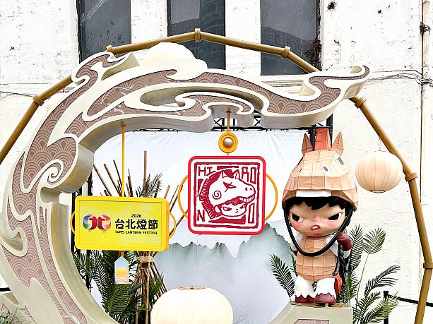 世界的に注目を集めるトイメーカー「POP MART」で、LABUBUと並び人気を誇るキャラクター「Hirono(ヒロノ)」。ポップで華やかなランタンが多い中、落ち着いた色彩と独特の雰囲気で、ひと味違った存在感を放っていました。