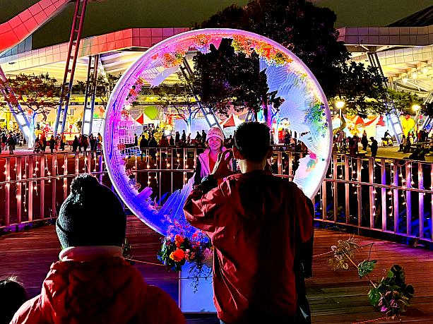 こちらは、台北の自然地形と都市の特徴を融合した作品で、光の色彩で四季の移ろいを表現しています。目を凝らすと101など、台北のシンボルがしっかりデザインされています。