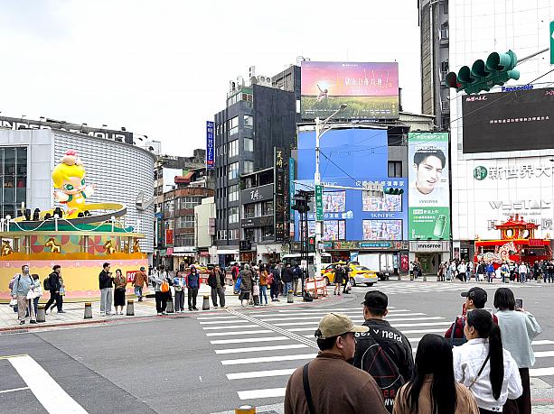 紅樓がある出口1を出ると、巨大なオルゴールに乗った「Baby Molly(ベイビーモリー)」がお出迎え。