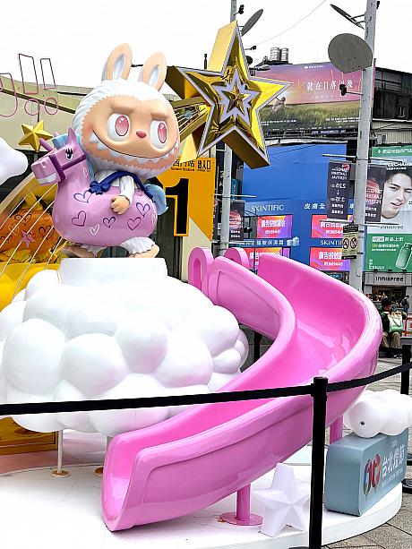 注目は、巨大なピンク色のすべり台。滑るを意味する中国語「溜(liū)」の音が数字の「六(liù)」と声調違いの同じ音であることから、2026年の運勢が「六六大順(すべてが順調に進む)」となることを象徴しているそう。いかにも台湾らしいメッセージです♪