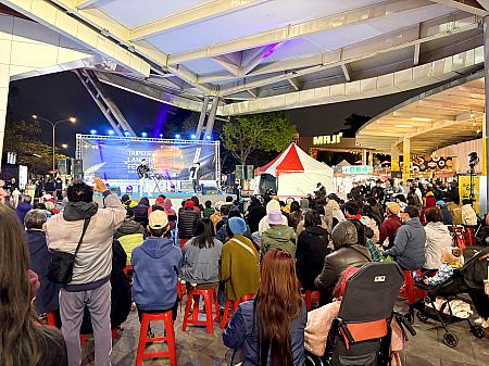 日替わりでステージパフォーマンスが開催されています。詳しくはHPをチェック！