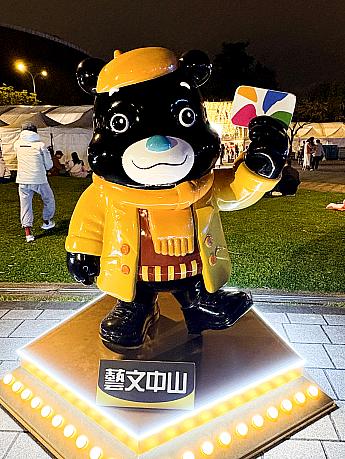 2026年も各地でランタンフェスティバルが開催されています。というわけで、台北に住むナビは台北ランタンフェスティバルへ行ってきました！広々とした「圓山花博公園」エリアでは、ランタン鑑賞を楽しむ人、グルメを味わう人、芝生でのんびり過ごす人など、それぞれ思い思いのスタイルで灯節を満喫していました。