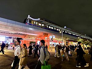 最寄りのMRT「圓山」駅前もにぎやか、お祭りムード！