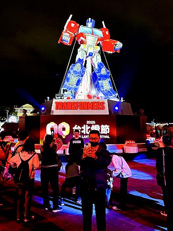 迫力あるデザインで、多くの来場者のフォトスポットになっています。19時から30分ごとに、3分間のライティングショーがあるので、お見逃しなく～。ライティングショーでは足元から煙が出る演出も◎