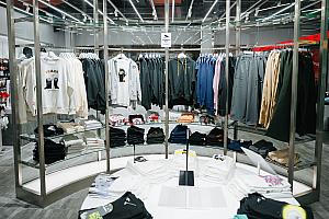 1,000種類以上の商品が並んでいて、見ているだけでも楽しくなる空間！(とはいえ、誘惑に負けて買っちゃうんだけど……笑)