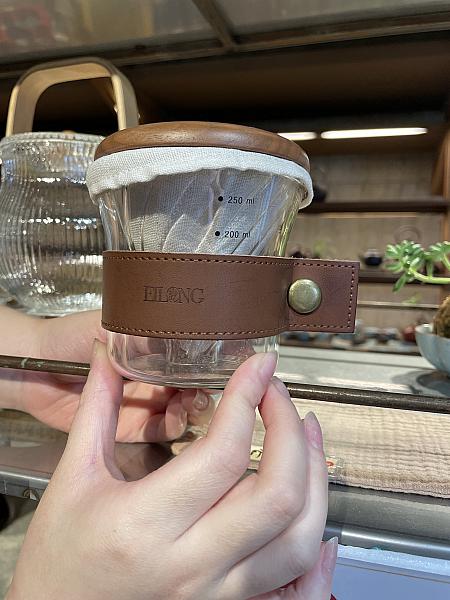 オリジナルの商品をおすすめいただいたので紹介します。ドイツのノルトライン・ヴェストファーレン・デザインセンターが主催するレッドドット・デザイン賞を獲得しているMinimal獨享手沖咖啡組。レザー部分が持ち手になっていて機能的且つお洒落なデザインです！