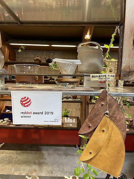 オリジナルの商品をおすすめいただいたので紹介します。ドイツのノルトライン・ヴェストファーレン・デザインセンターが主催するレッドドット・デザイン賞を獲得しているMinimal獨享手沖咖啡組。レザー部分が持ち手になっていて機能的且つお洒落なデザインです！