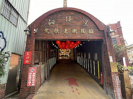 1960年代の陶磁器工場で使われていた粘土輸送用の加圧装置。圧力をかけて粘土の品質を高める、当時のものづくりに欠かせない道具です。現在は老街陶館でアートとして保存され、フォトスポットとしても活用されています。さらに、幸運と富を引き寄せるとも言われていますよ