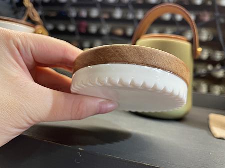 蓋の部分は茶漉しの役割をし、ギザギザの隙間からお茶を注ぐ形になっています