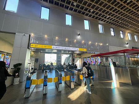 台鉄の「鶯歌」駅は、2023年の改装工事により綺麗に整備されていました。旅客案内表示板もとても見やすい！建國路出口側には駅ピアノが設置されています。ちょうど台湾の男性が美しいメロディーを奏でていました♪