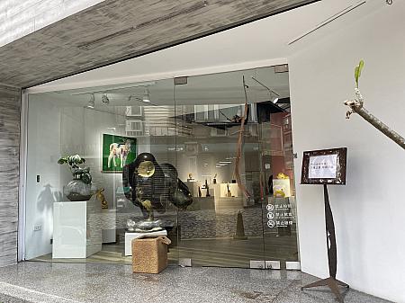ナビお気に入りのギャラリー。こちらも鶯歌に来ると吸い寄せられるように立ち寄る場所です。訪れた際の展示は、POPでカラフルな作風の台湾の陶芸アーティストの郭舒凡さんやゴールドやシルバーの兎や熊がキュートな韓国の陶芸作家の崔浩俊さんなどの作品でした(注：店内撮影は不可)