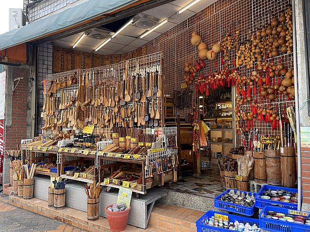 右の瓢箪が賑やかなディスプレイにほっこり。木の温もりが感じられる工芸品たちがずらり