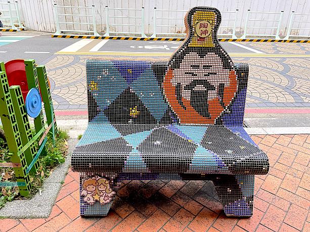 出発地点のスターバックスコーヒーからぐるりと周り、戻る途中にもまた「陶神」！今度はタイルベンチになっていました。出会うだけでほっこりするこのキャラクター。なんだか良いことがありそうな気分になります<Br>鶯歌には老街巡りだけでなく、陶芸体験ができる施設や「新北市立鶯歌陶瓷博物館」もあり、より深く陶器文化に触れることもできます。台北から気軽に行けるので、半日〜日帰り旅にもおすすめです