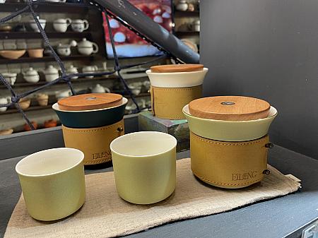 茶器・風靡革履雙享組。いちばん右の薄緑のカップの中に2つの小さいカップが入っていて、取り出した状態が前中央と左のカップです。(後ろの紺と白は中に2つのカップがセットされている状態)やはり皮革を用いたデザインは上品でクールな印象です