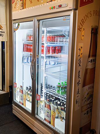 入店後は、席案内→番号札と注文票を持って先払い(現金のみ)。その後セルフでお水を用意します。ドリンク類は会計後に持ってきてくれるスタイルです。