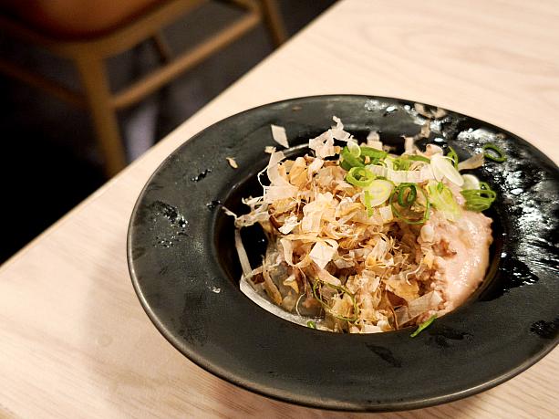 「鱈魚肝洋蔥醋(タラの肝と玉ねぎのポン酢和え)120元」は、玉ねぎサラダにタラの肝を乗せたような前菜的なお料理で、タラ肝のクリーミーさと玉ねぎの甘味、そしてポン酢の酸味が見事にマッチしていていい味！