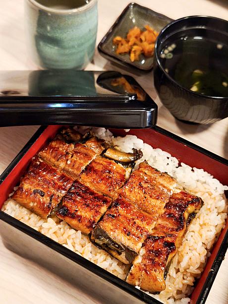 お目当ての「鰻重(うな重)」がやってきました！写真は小サイズで300元。大サイズは580元です。以前と比べて小は50元、大は100元のアップですが、それでもまだまだ手頃感がありますよね。