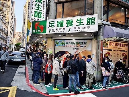 週末、開店前に訪れるとすでに100人以上の行列が……！