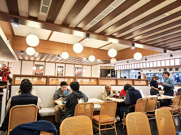 店内は以前の食堂風から一転、落ち着いた日式居酒屋の雰囲気に。席数は約70席とゆったりしています。