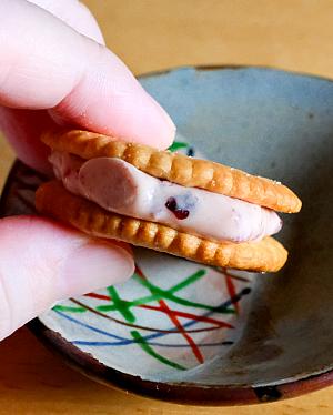 ネギの入っていないクラッカーやビスケットでヌガーを挟むものには、フルーツ味ヌガーが多いですよ！