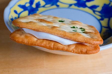 ヌガーだけでなく、パリっとしたクラッカーの完成度も高いのが◎