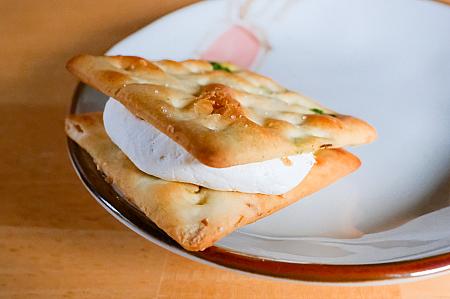 ふんわりと柔らかいヌガーが挟まれています